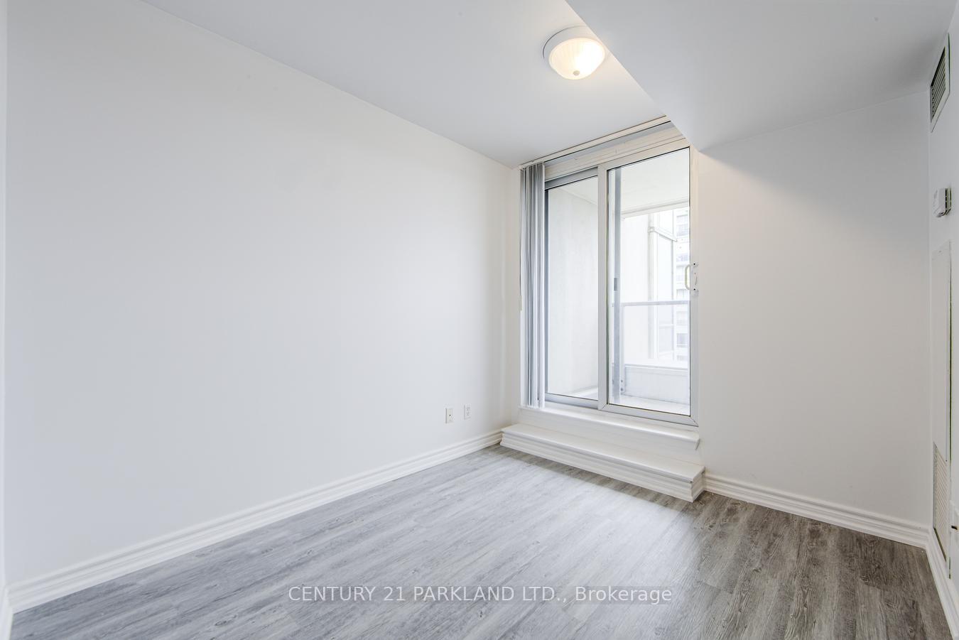 3 Bedrooms Condo at 8 Rean, Toronto For sale