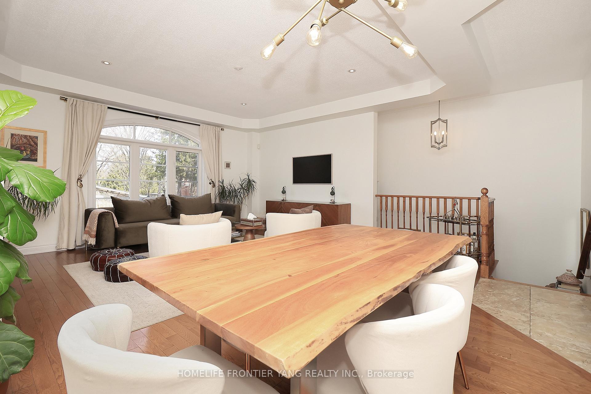 3 Bedrooms Condo at 581 Scarlett, Toronto For sale