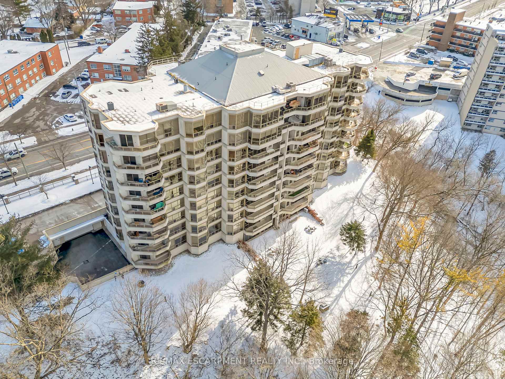2 Bedrooms Condo at 1770 Main,  Hamilton For sale