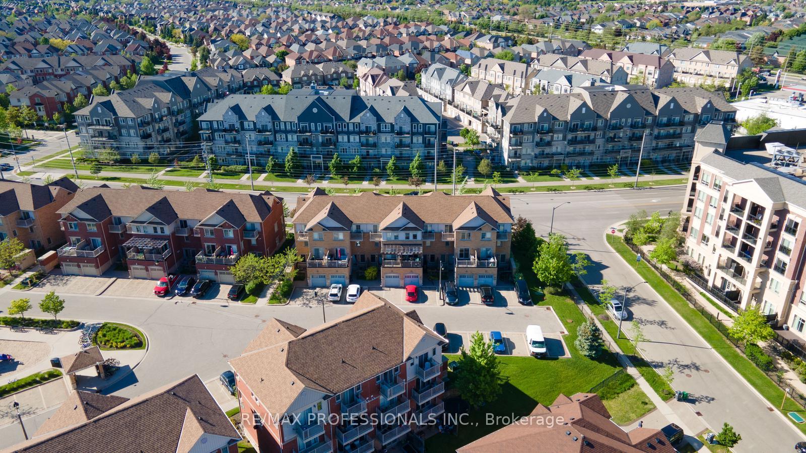 2 Bedrooms Condo at 3070 Thomas, Mississauga For sale