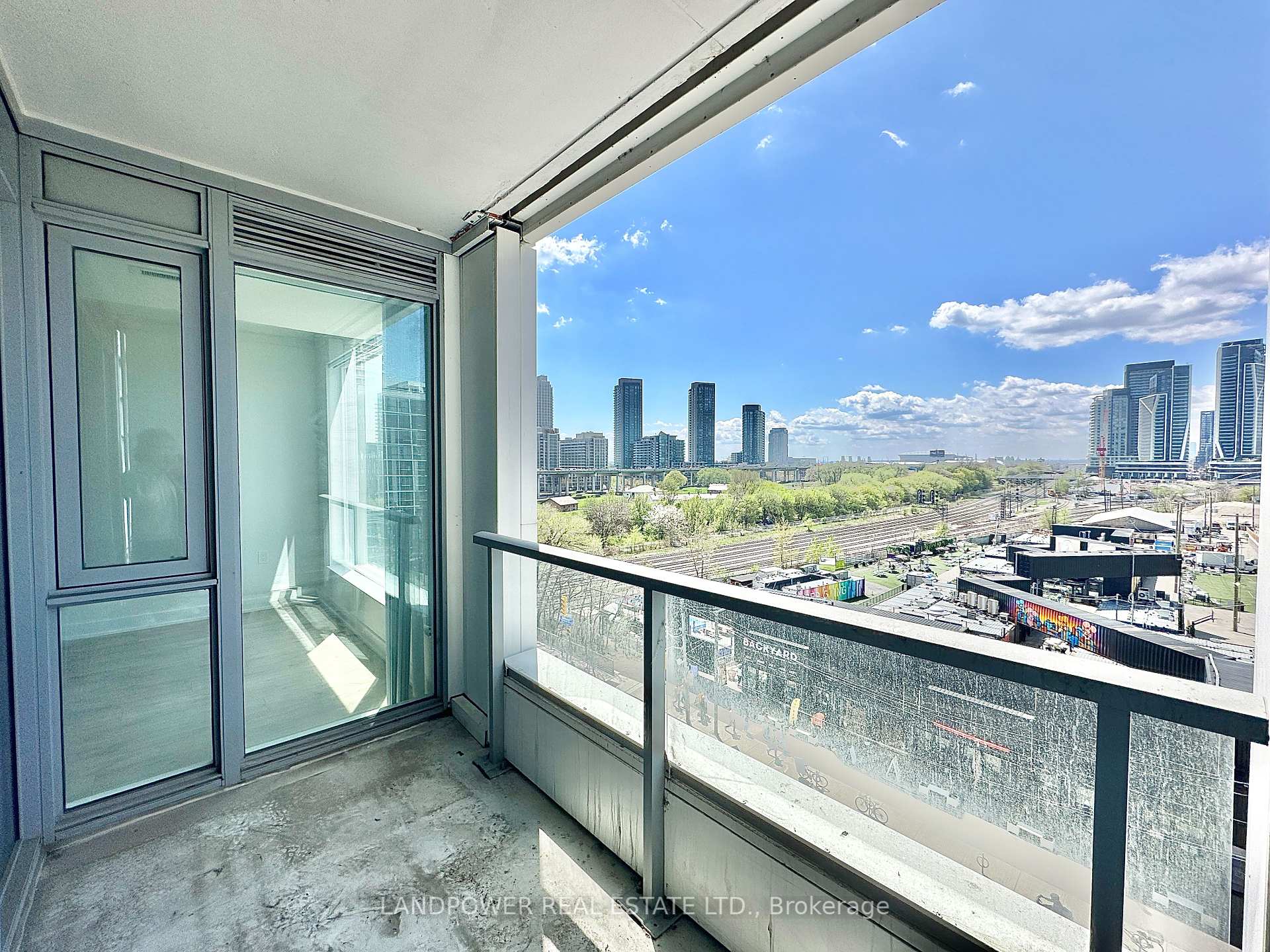 2 Bedrooms Condo at 27 Bathurst, Toronto For sale