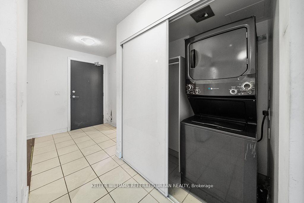 2 Bedrooms Condo at 8 Trent, Toronto For sale