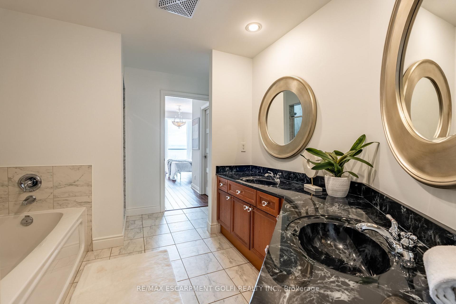 2 Bedrooms Condo at 1477 Lakeshore, Burlington For sale