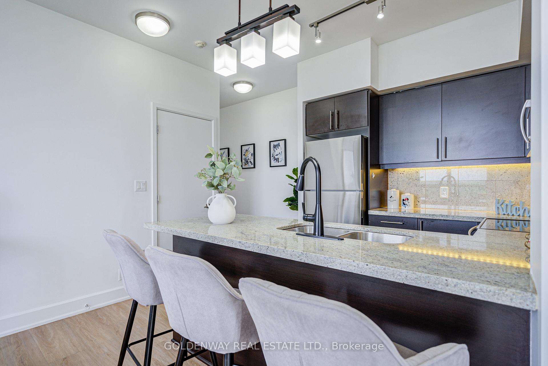 2 Bedrooms Condo at 676 Sheppard, Toronto For sale