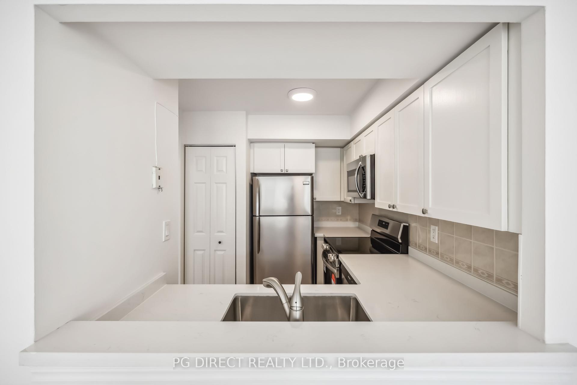 2 Bedrooms Condo at 99 Hayden, Toronto For sale