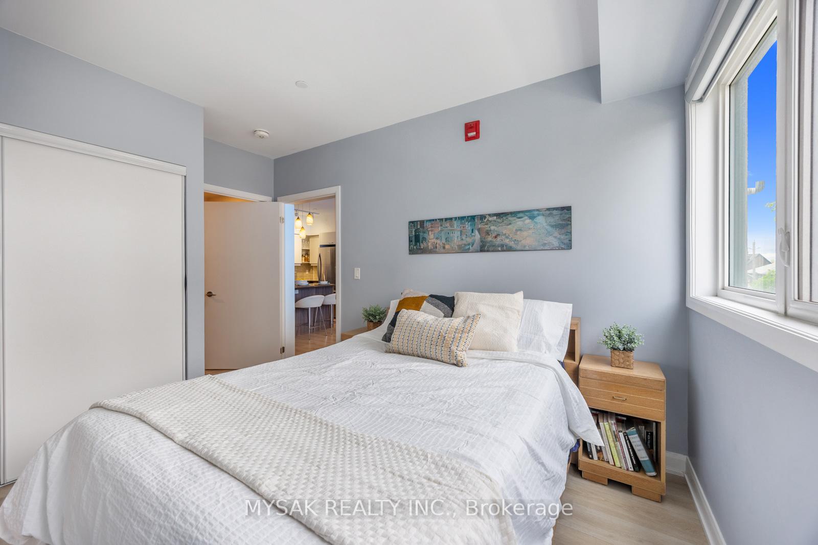 2 Bedrooms Condo at 385 Osler, Toronto For sale