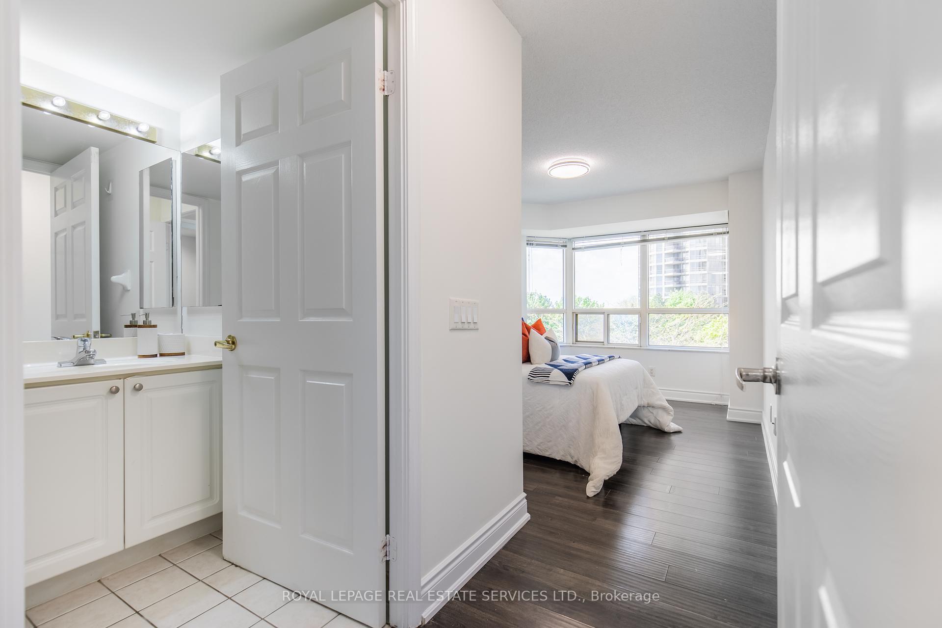 3 Bedrooms Condo at 25 Kingsbridge Garden, Mississauga For sale