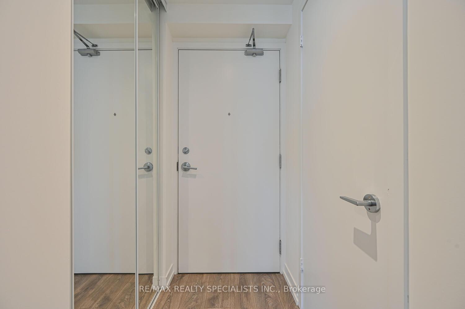 2 Bedrooms Condo at 5 BUTTERMILL, Vaughan For sale