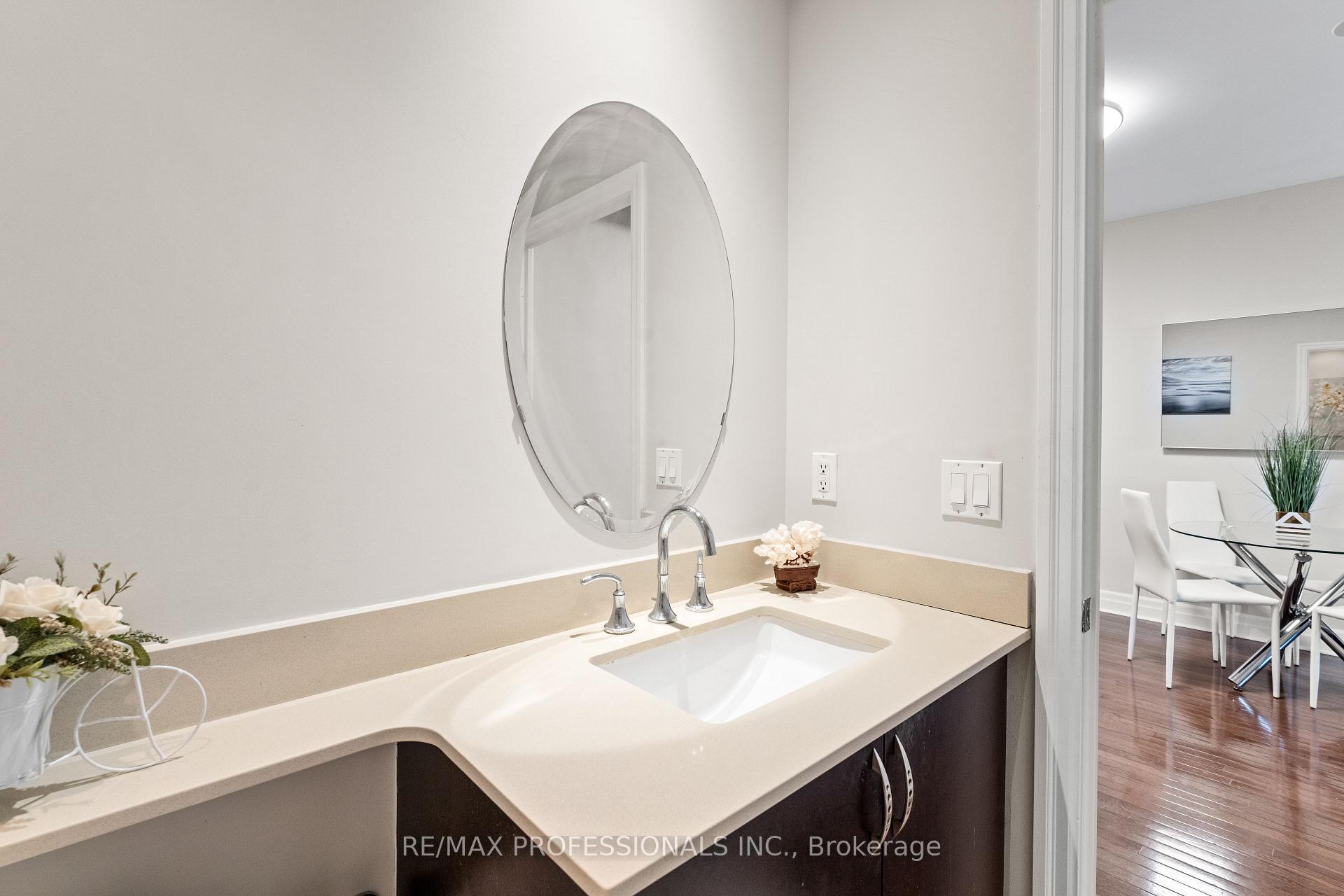 2 Bedrooms Condo at 35 Balmuto,  Toronto For sale