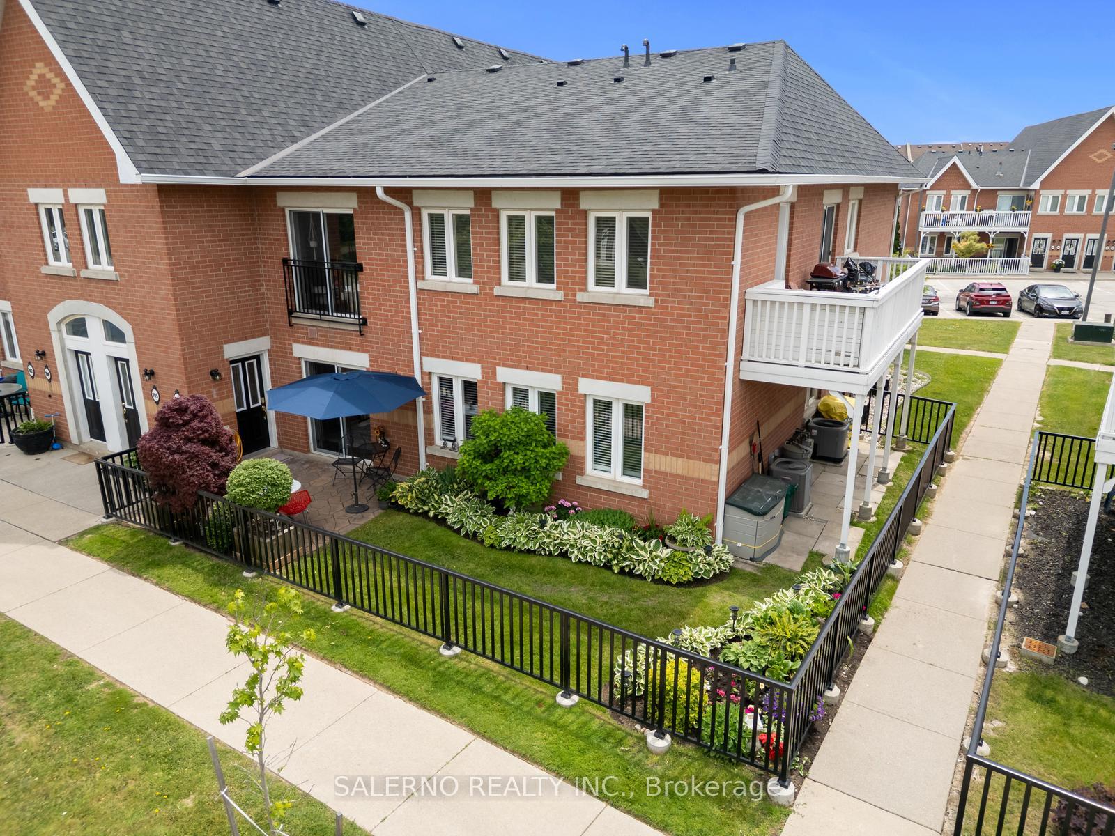 3 Bedrooms Condo at 1701 Lampman, Burlington For sale