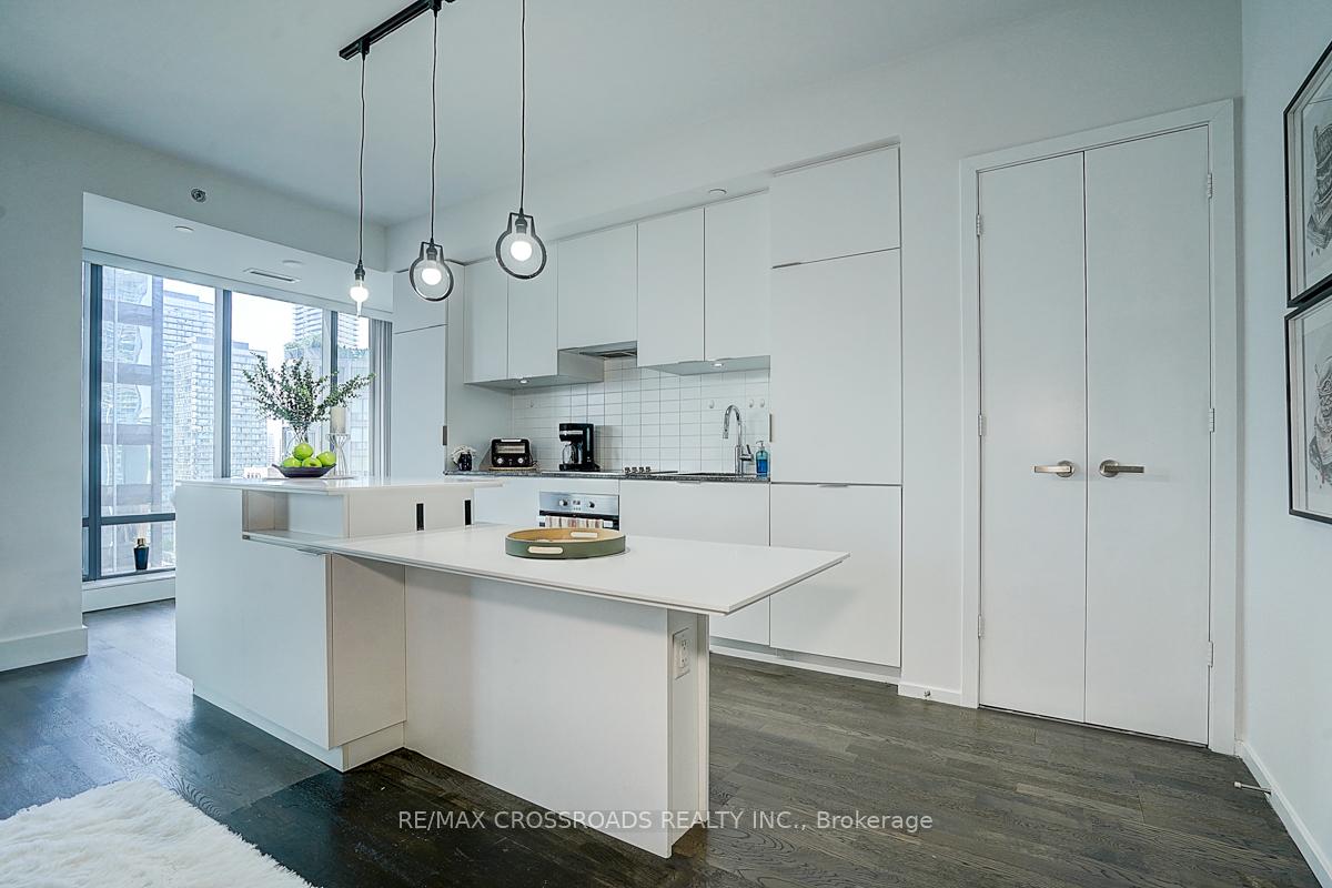 2 Bedrooms Condo at 5 St Joseph, Toronto For sale