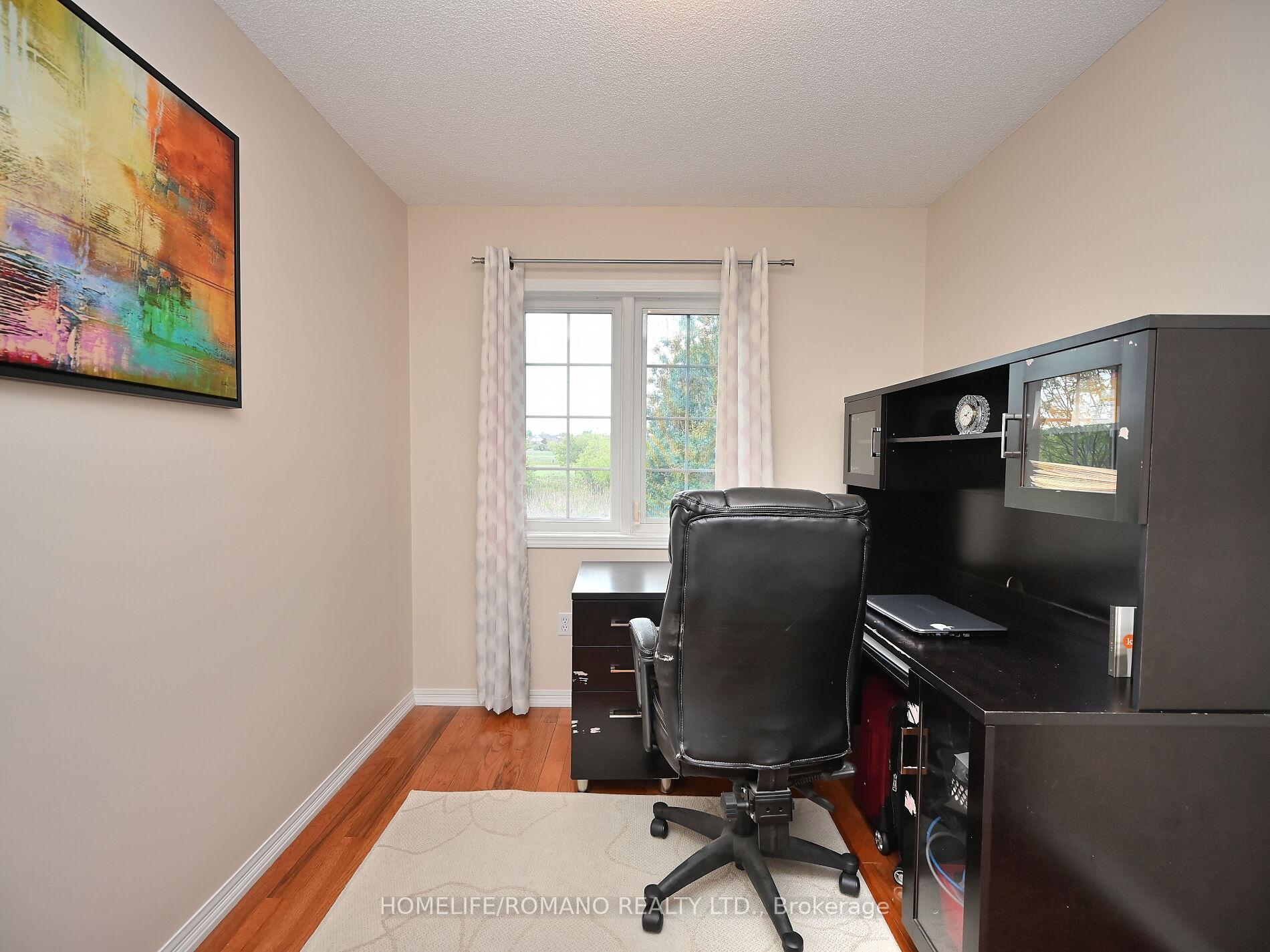 4 Bedrooms Condo at 3030 Breakwater, Mississauga For sale