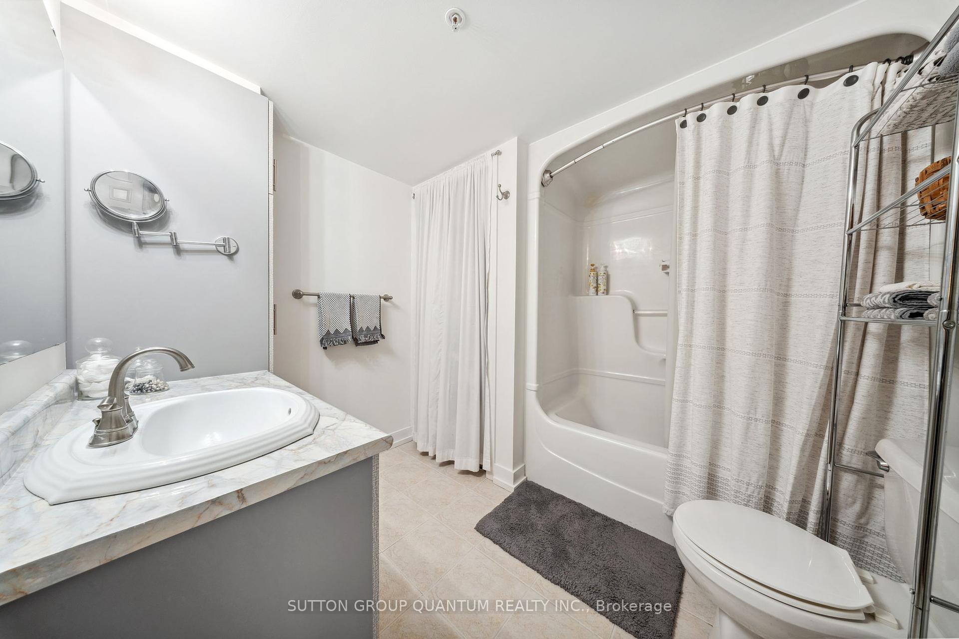 2 Bedrooms Condo at 4003 Kilmer, Burlington For sale