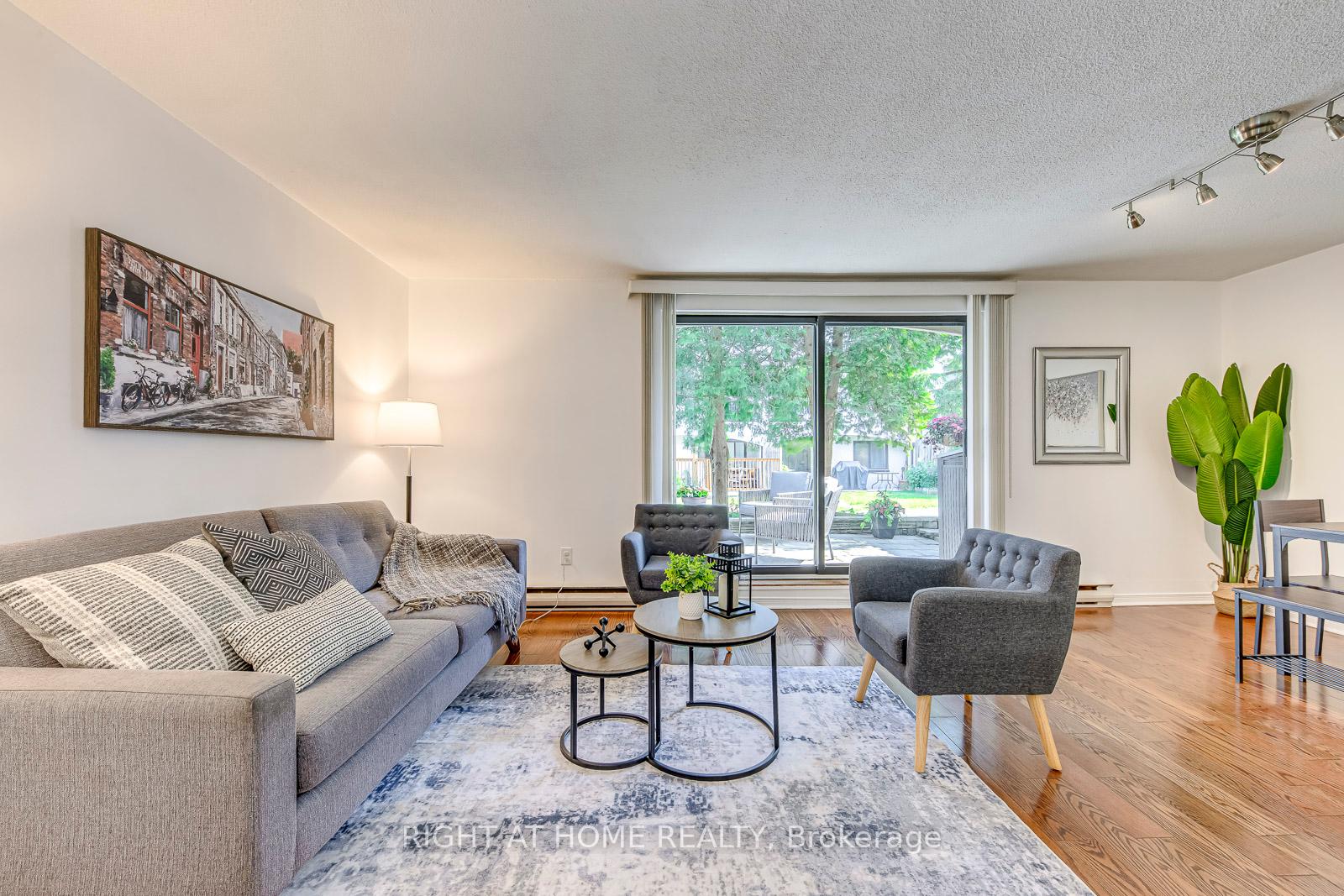 3 Bedrooms Condo at 1058 Falgarwood, Oakville For sale