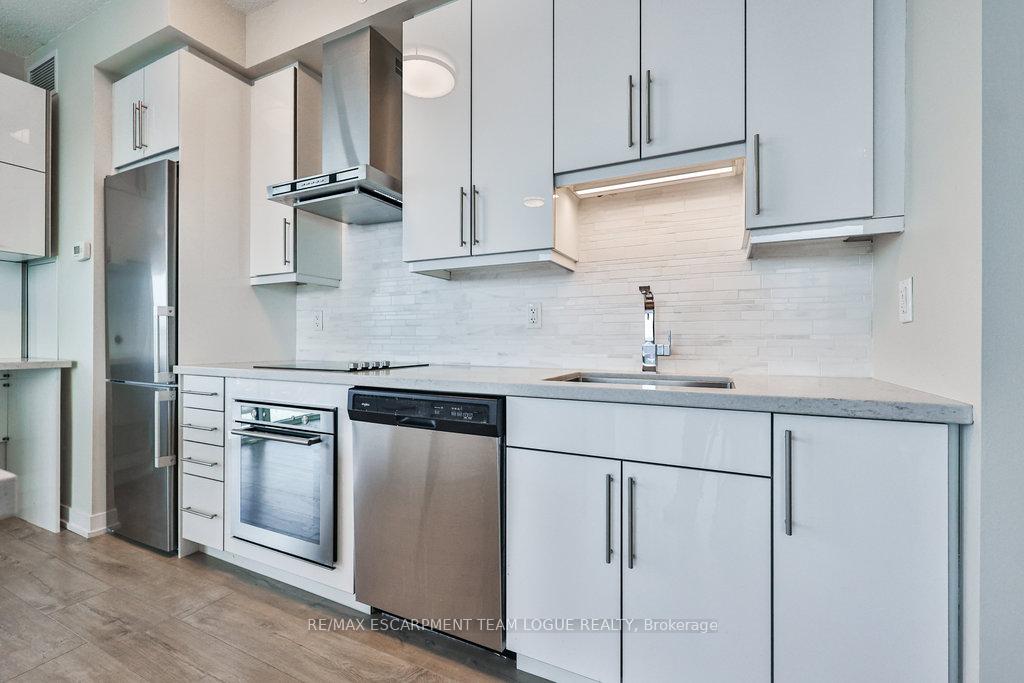 2 Bedrooms Condo at 2081 Fairview,  Burlington For sale