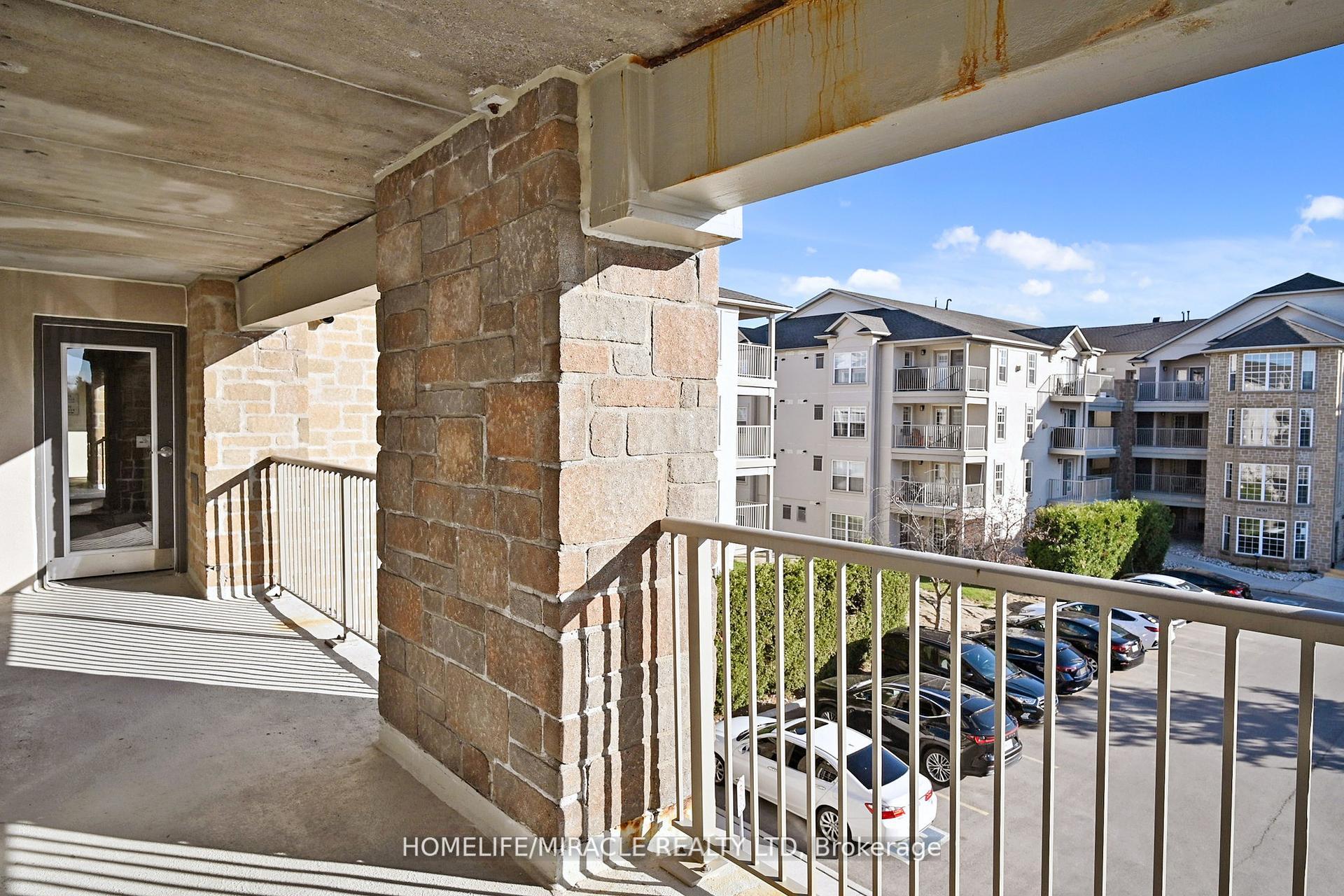 2 Bedrooms Condo at 1440 Bishops, Oakville For sale