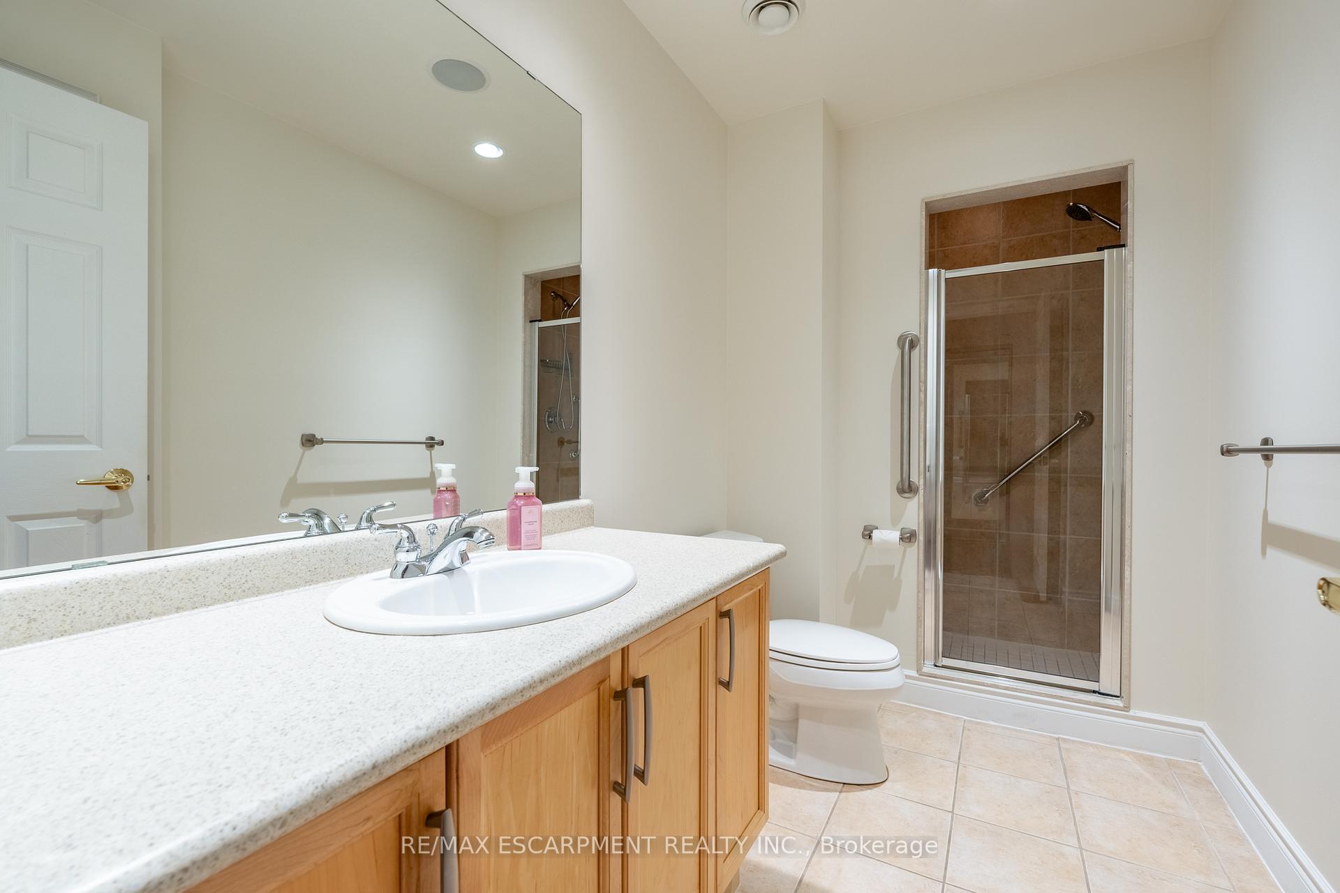 2 Bedrooms Condo at 399 Elizabeth, Burlington For sale