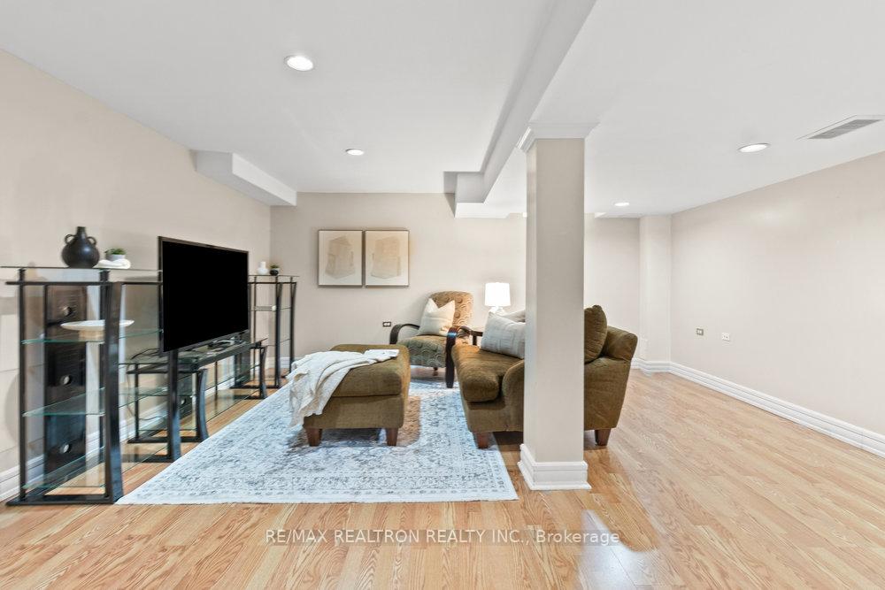 4 Bedrooms Condo at 31 Treeland, Toronto For sale