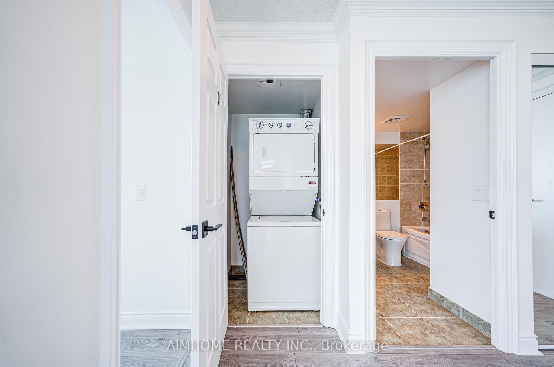 2 Bedrooms Condo at 25 Greenview, Toronto For sale
