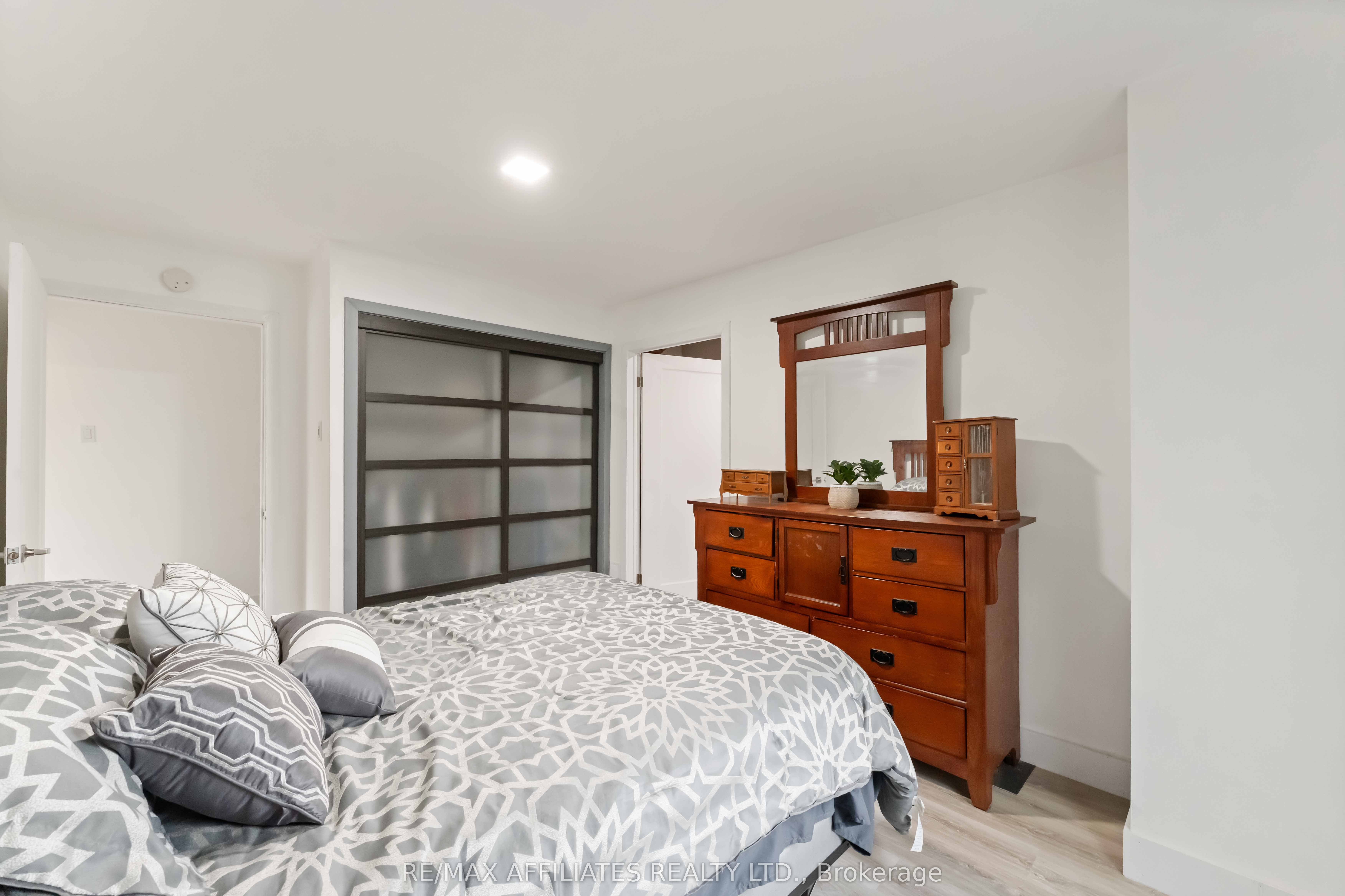 2 Teakwood Court