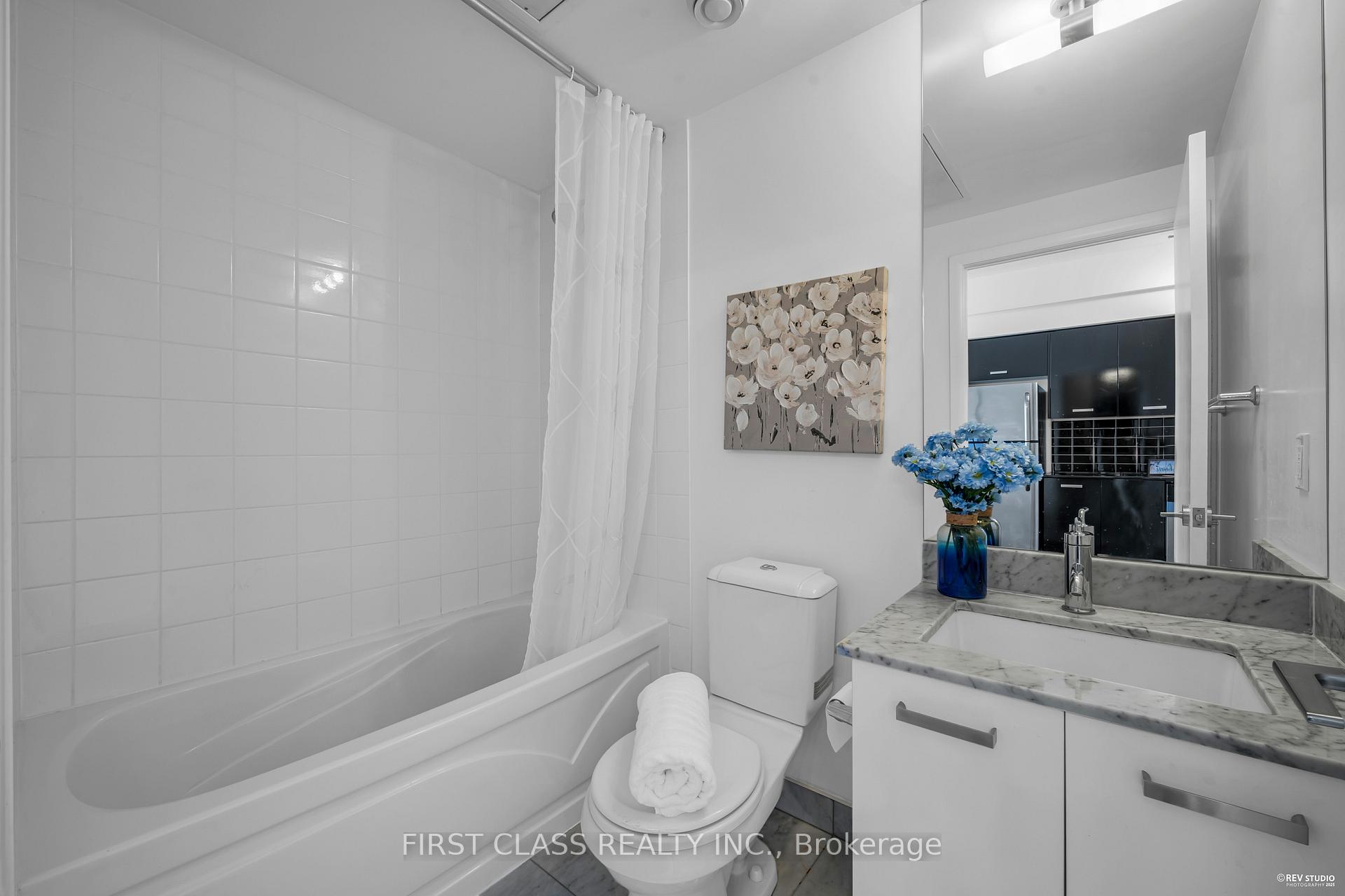 1 Bedroom Condo at 832 Bay,  Toronto For sale