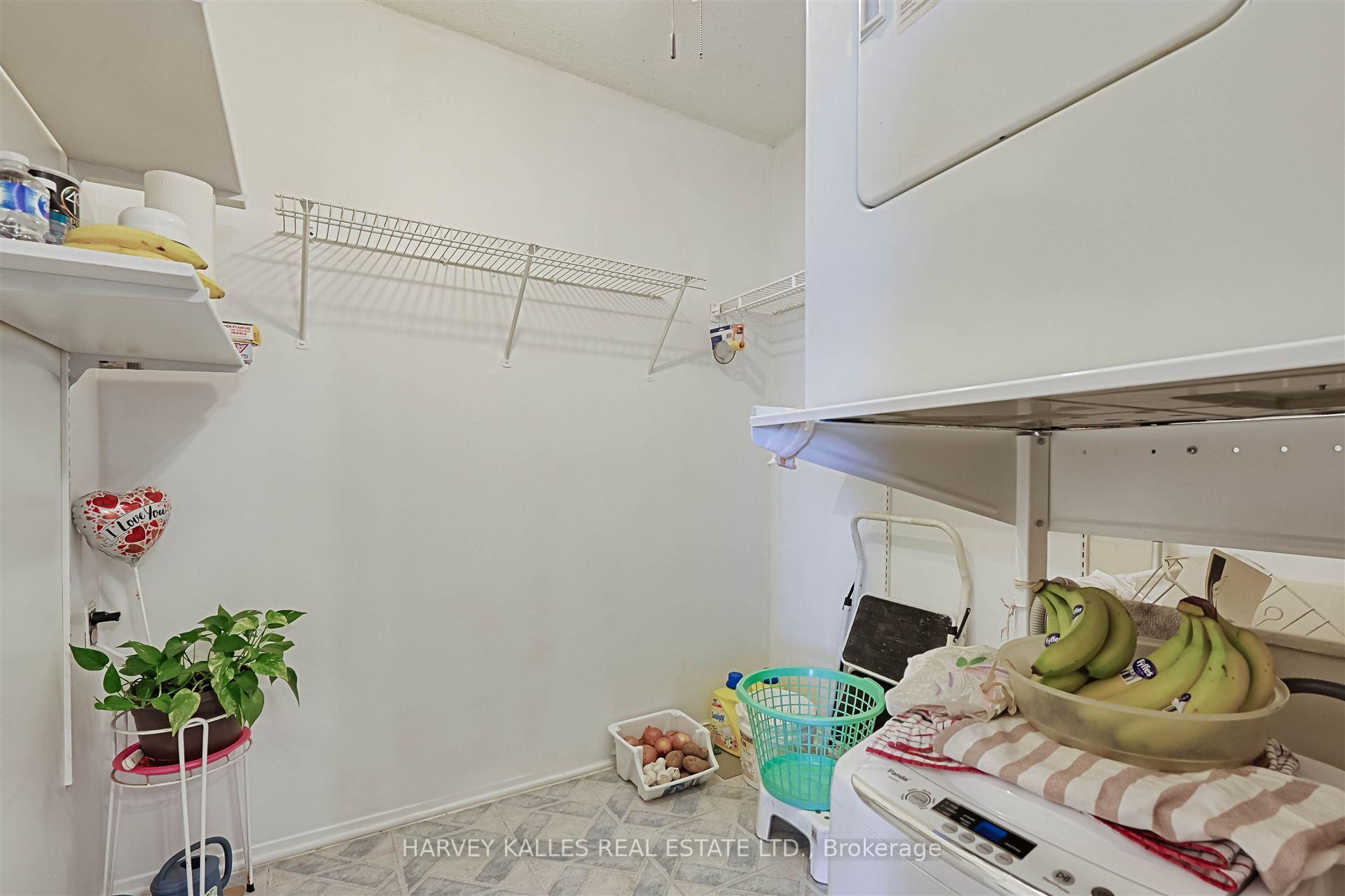 2 Bedrooms Condo at 2929 Aquitaine, Mississauga For sale