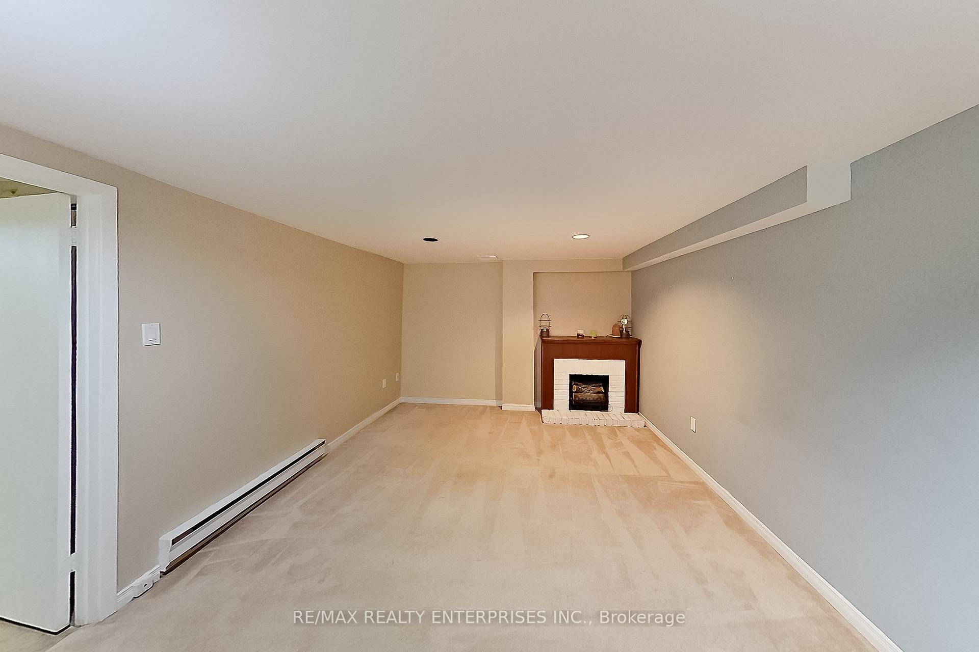 4 Bedrooms Condo at 6540 Falconer, Mississauga For sale