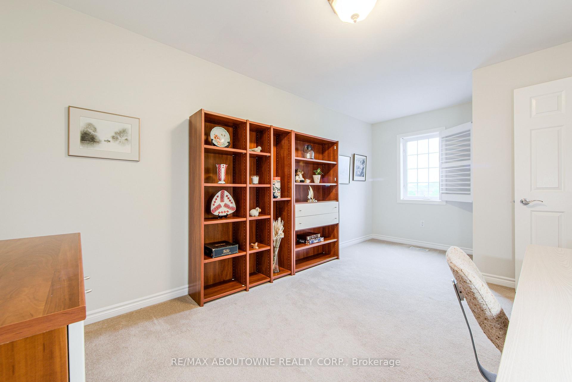 4 Bedrooms Condo at 300 Ravineview, Oakville For sale