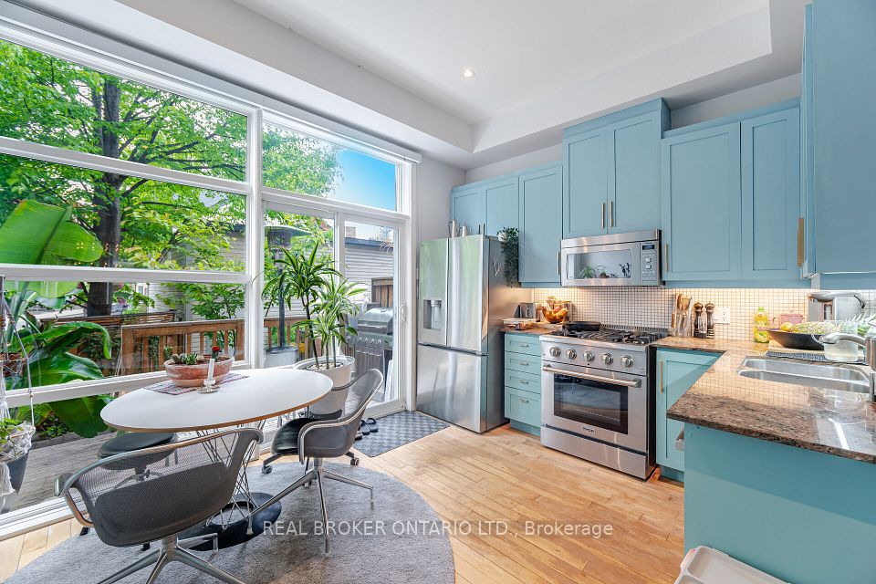 476 King Street, Toronto, ON M5A 1L8