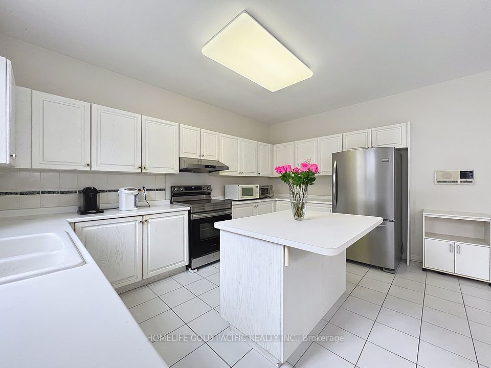 9 Gardiner Crescent, Richmond Hill, ON L4B 2G6