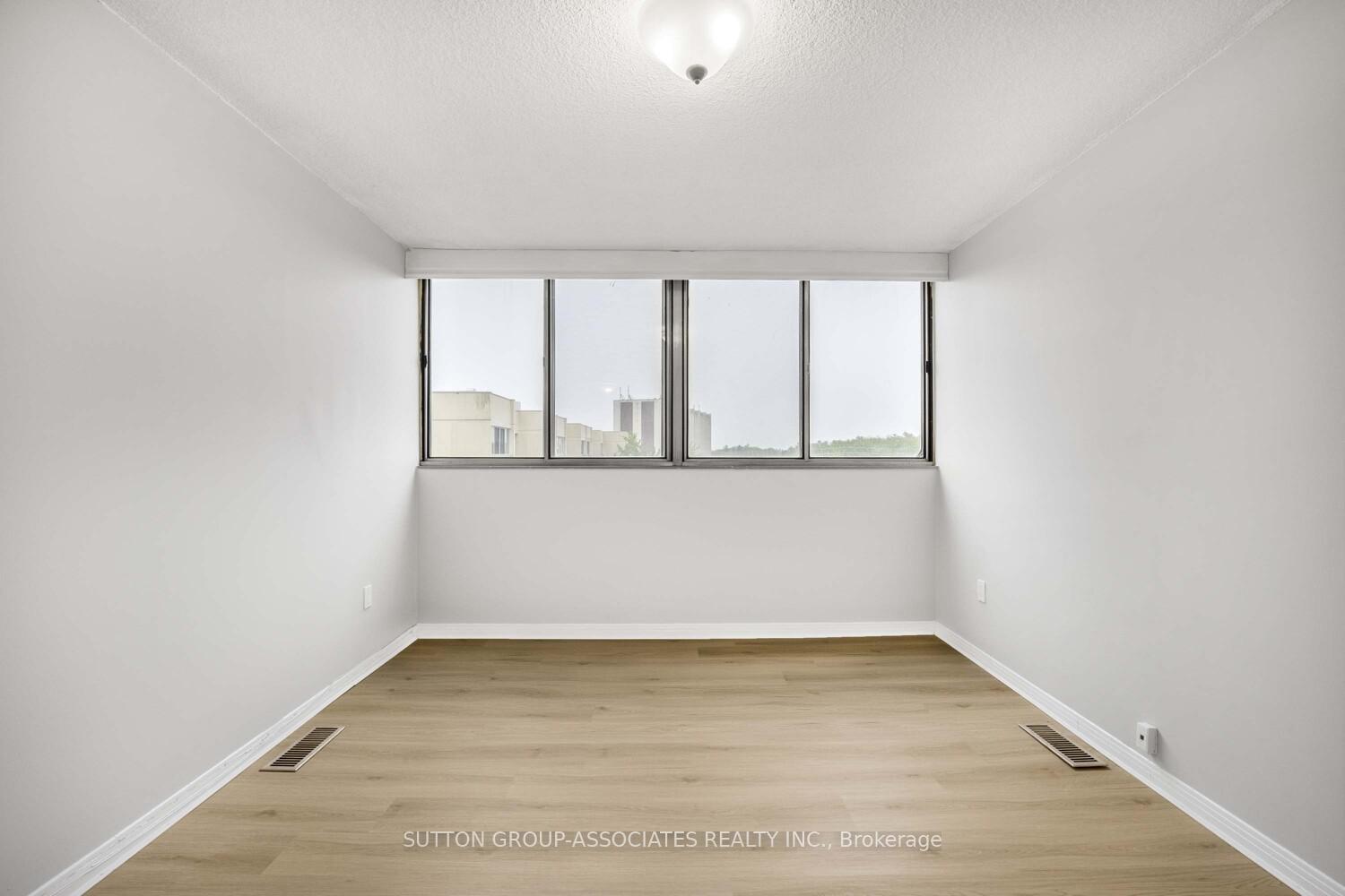 3 Bedrooms Condo at 1300 Marlborough, Oakville For sale