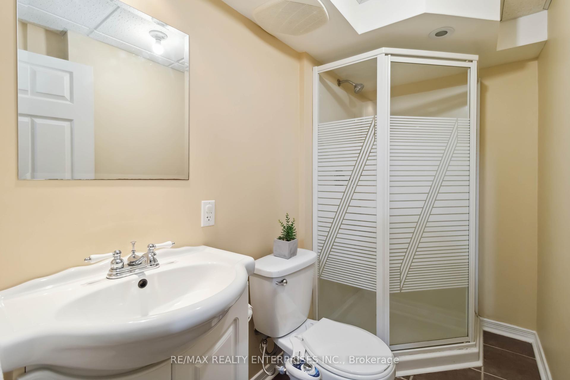 3 Bedrooms Condo at 1588 South Parade, Mississauga For sale
