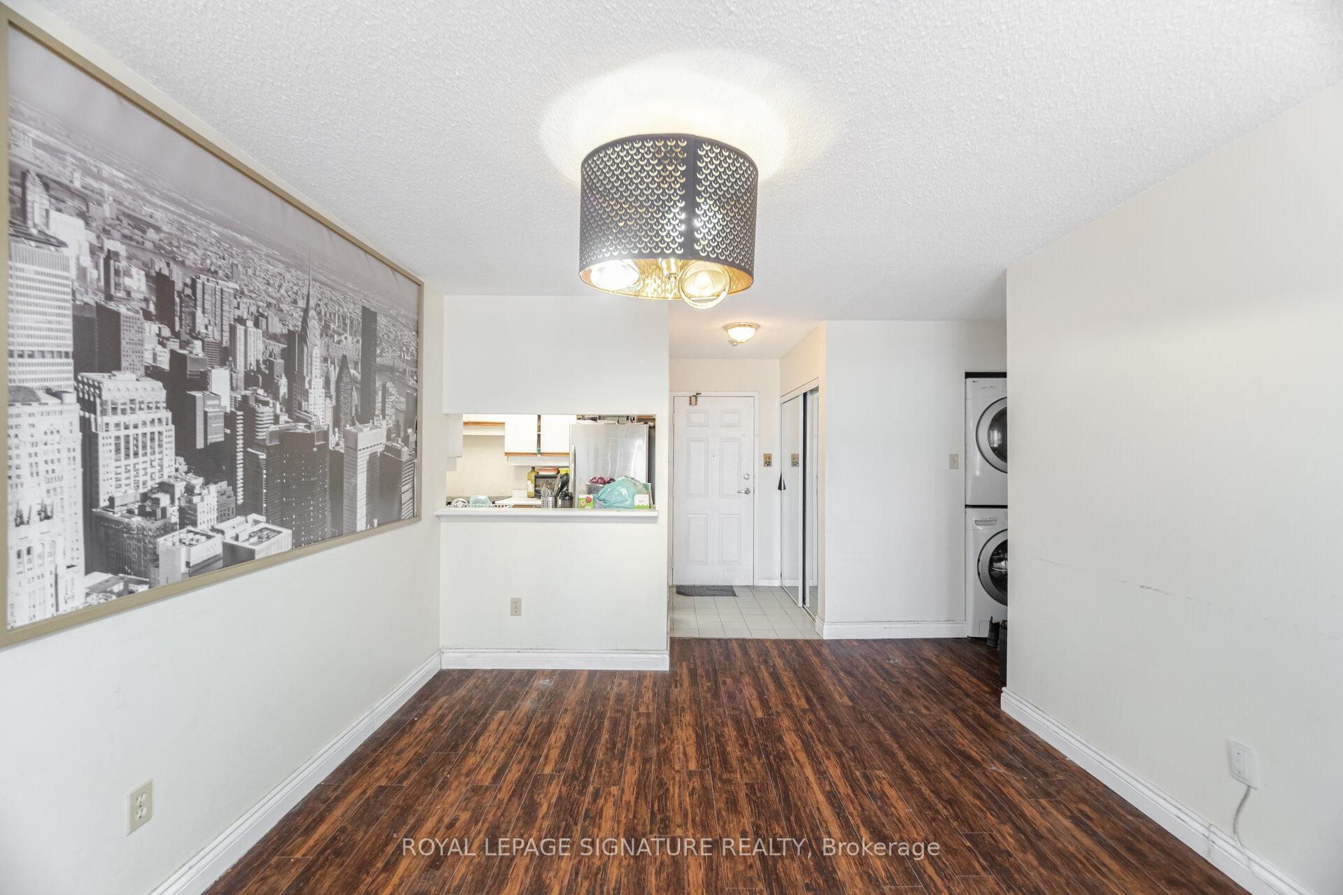 3 Bedrooms Condo at 250 Webb, Mississauga For sale