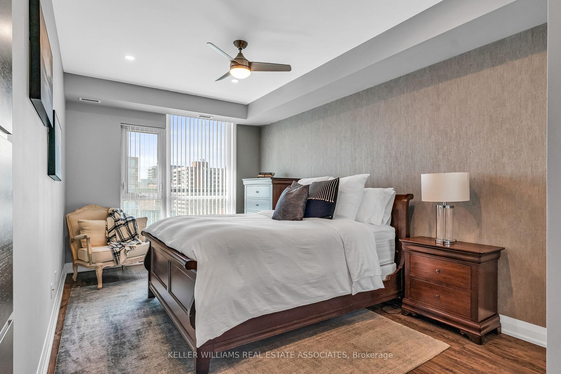 2 Bedrooms Condo at 1 Hurontario, Mississauga For sale