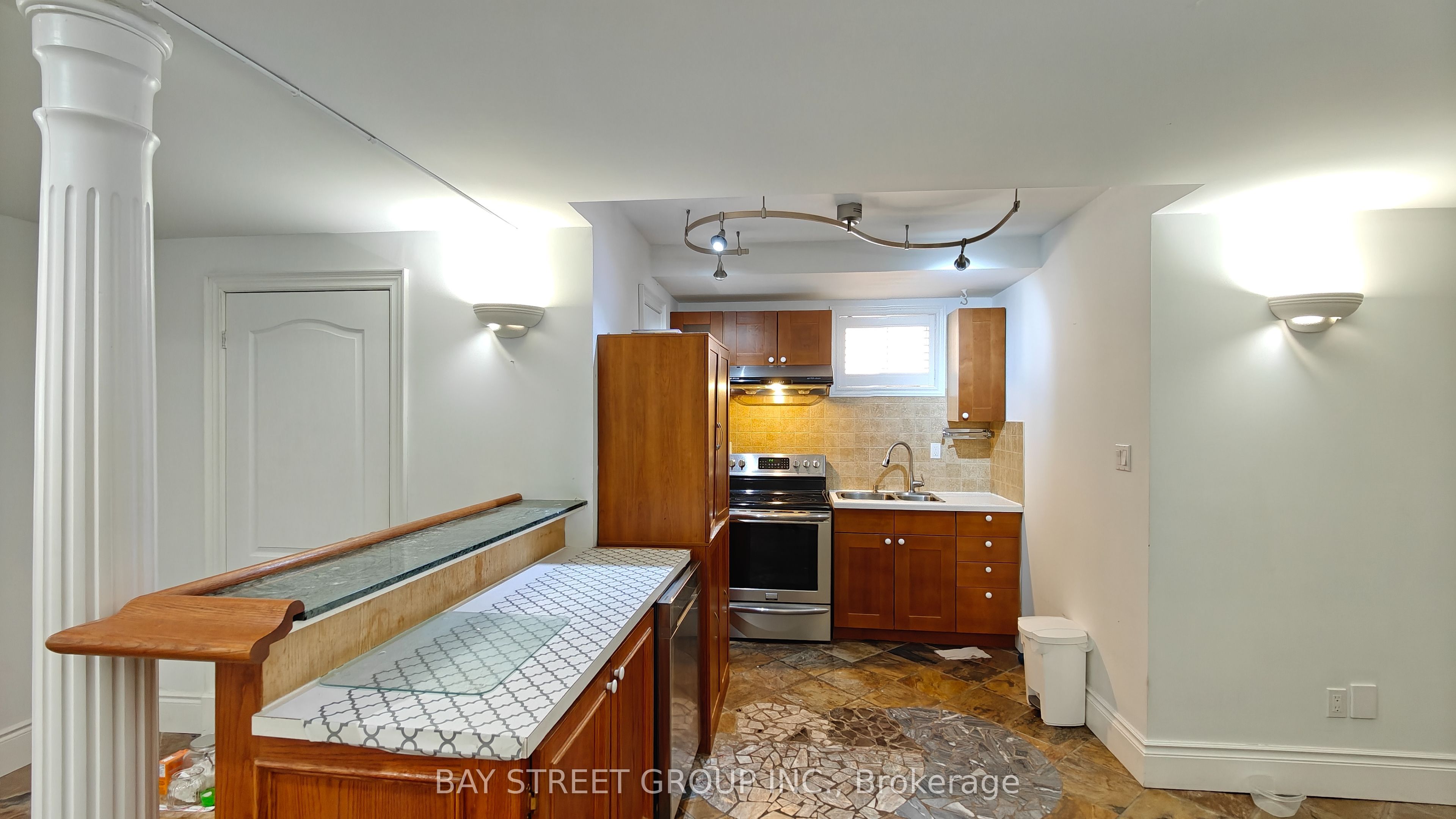 231 Shaftsbury Avenue N