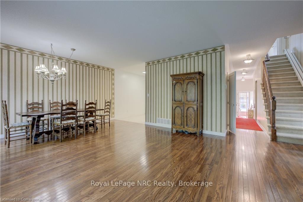 3 Bedrooms Condo at 120 Beddoe, Hamilton For sale