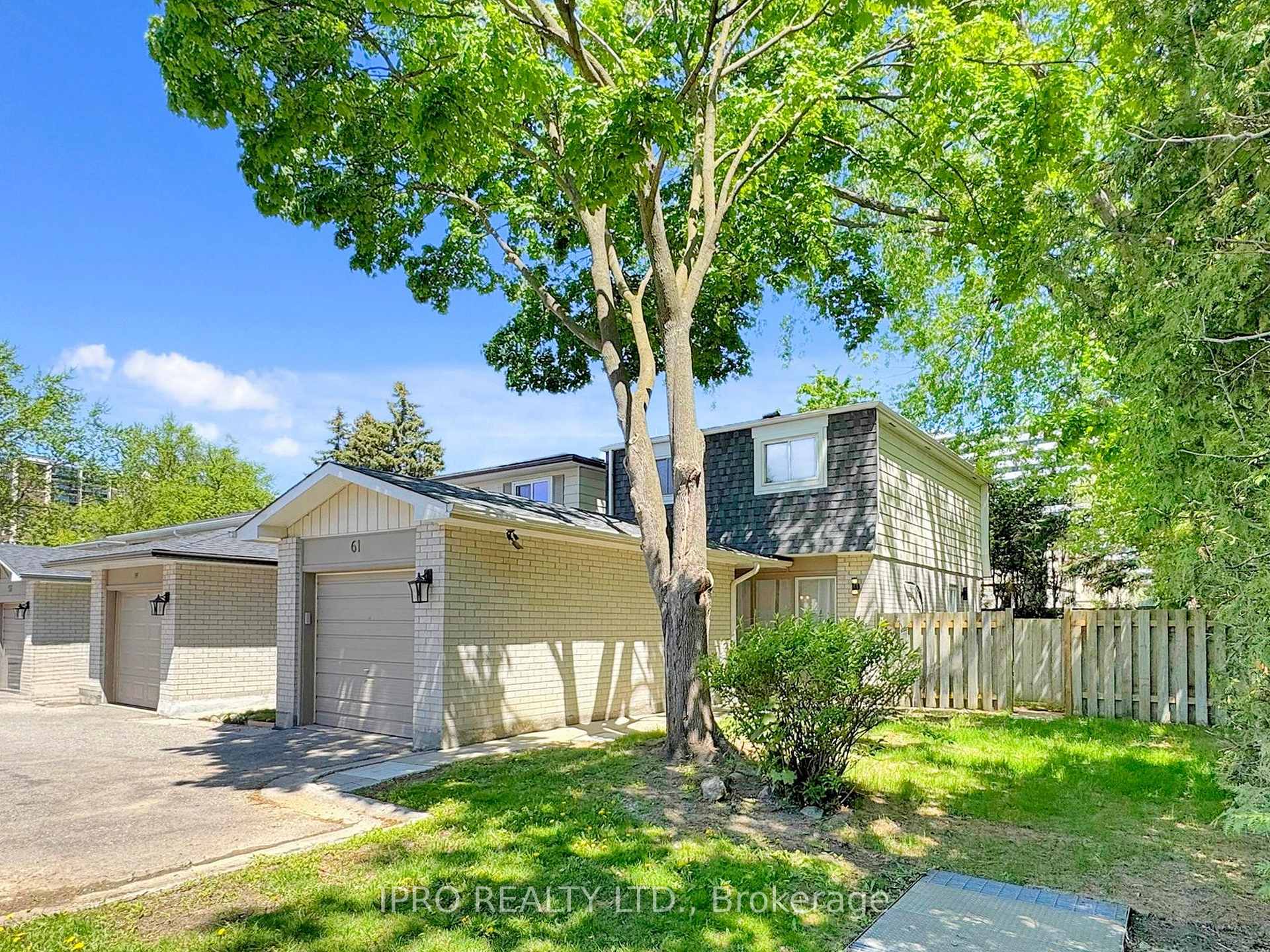 4 Bedrooms Condo at 61 Plum Tree, Toronto For sale