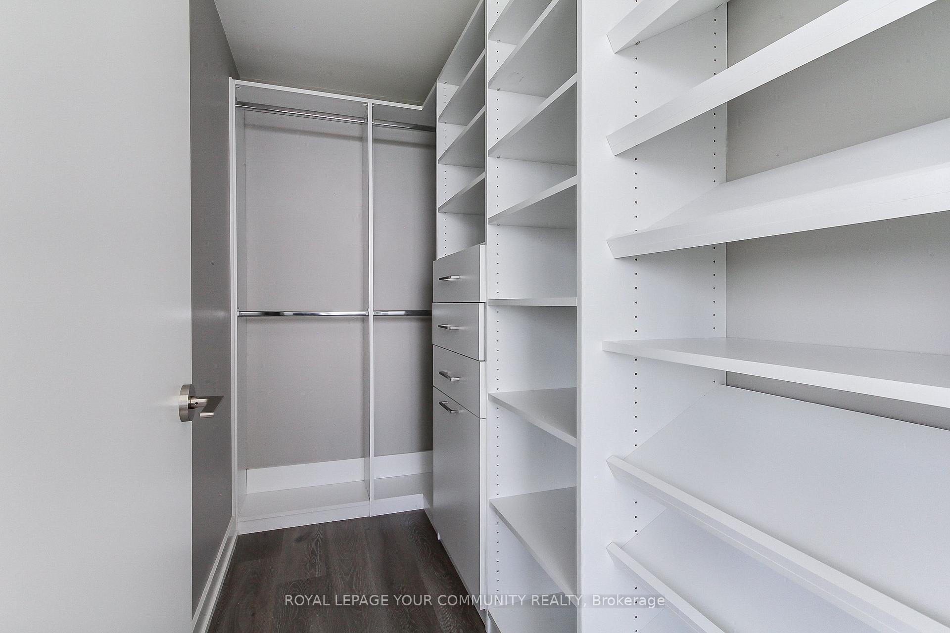 2 Bedrooms Condo at 10 Deerlick, Toronto For sale