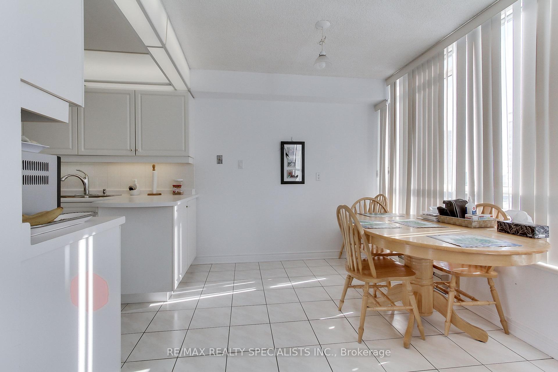 3 Bedrooms Condo at 168 Bonis, Toronto For sale