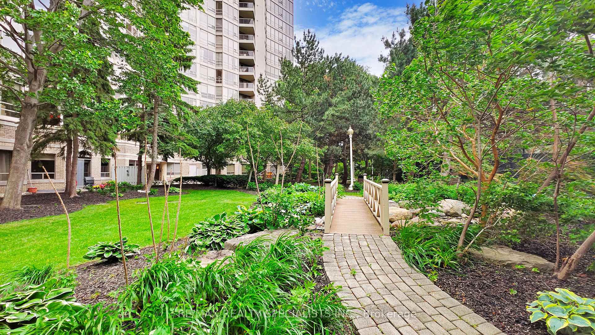 2 Bedrooms Condo at 45 Kingsbridge Garden, Mississauga For sale