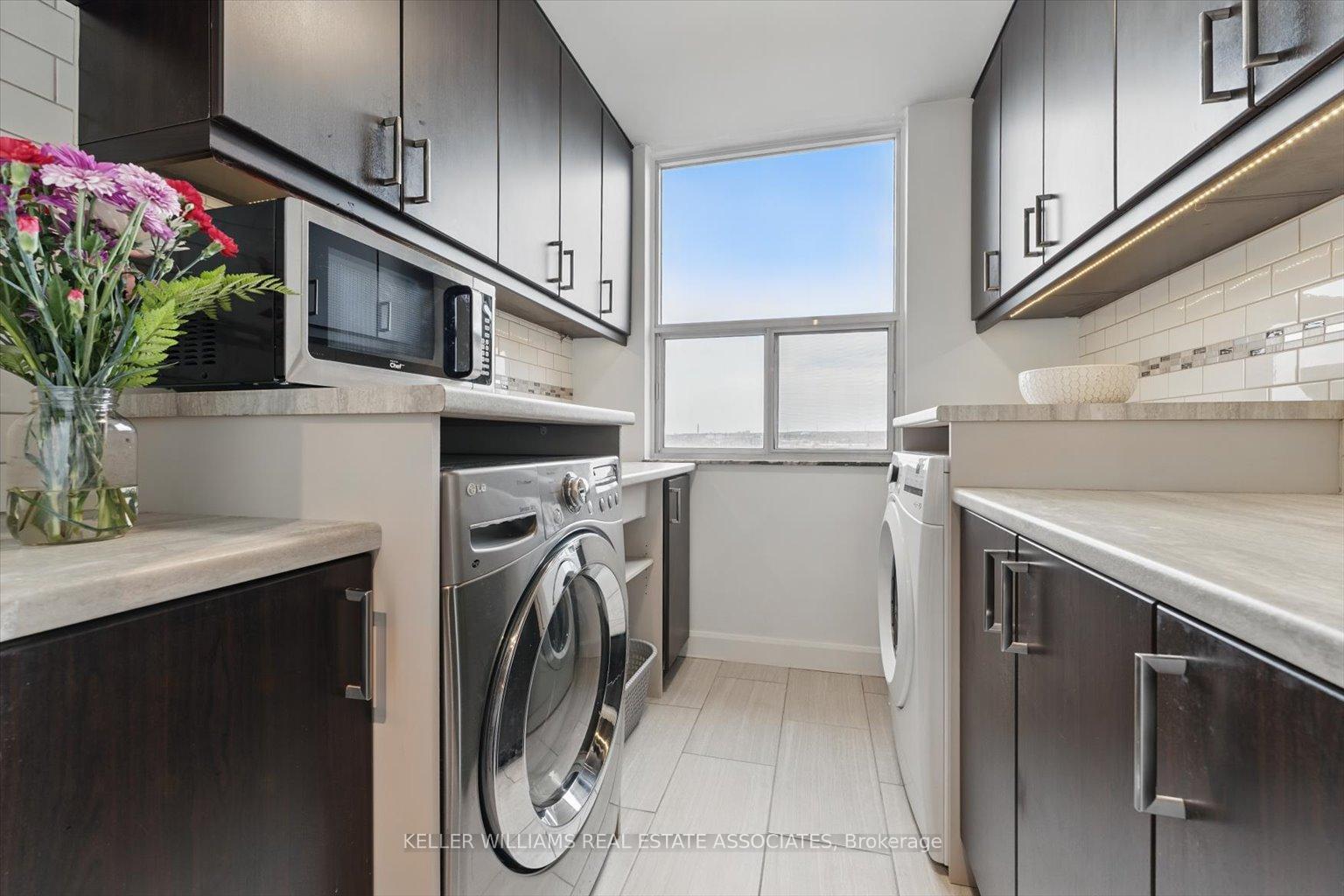 2 Bedrooms Condo at 966 Inverhouse, Mississauga For sale