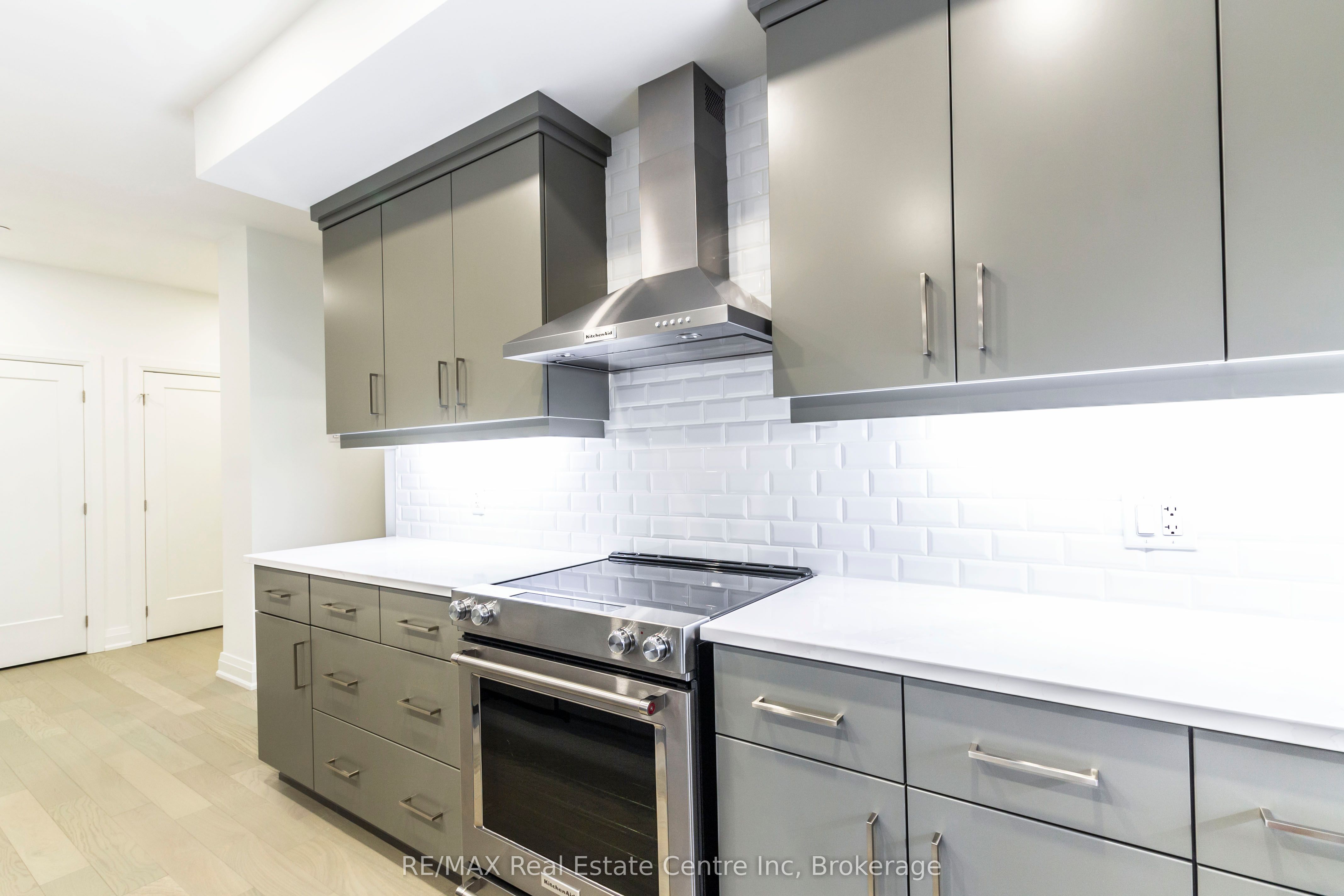 71 Wyndham Street S, #701