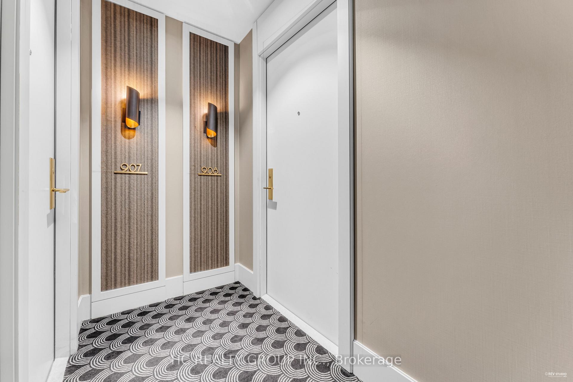 2 Bedrooms Condo at 88 Cumberland,  Toronto For sale