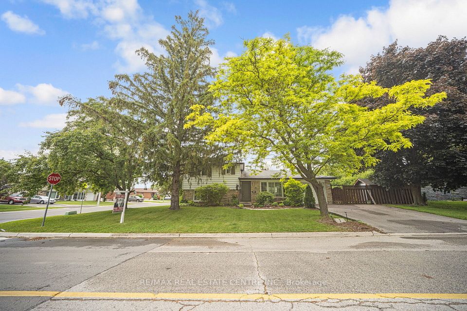 2 Chesterfield Road, Brampton, ON L6W 1K9