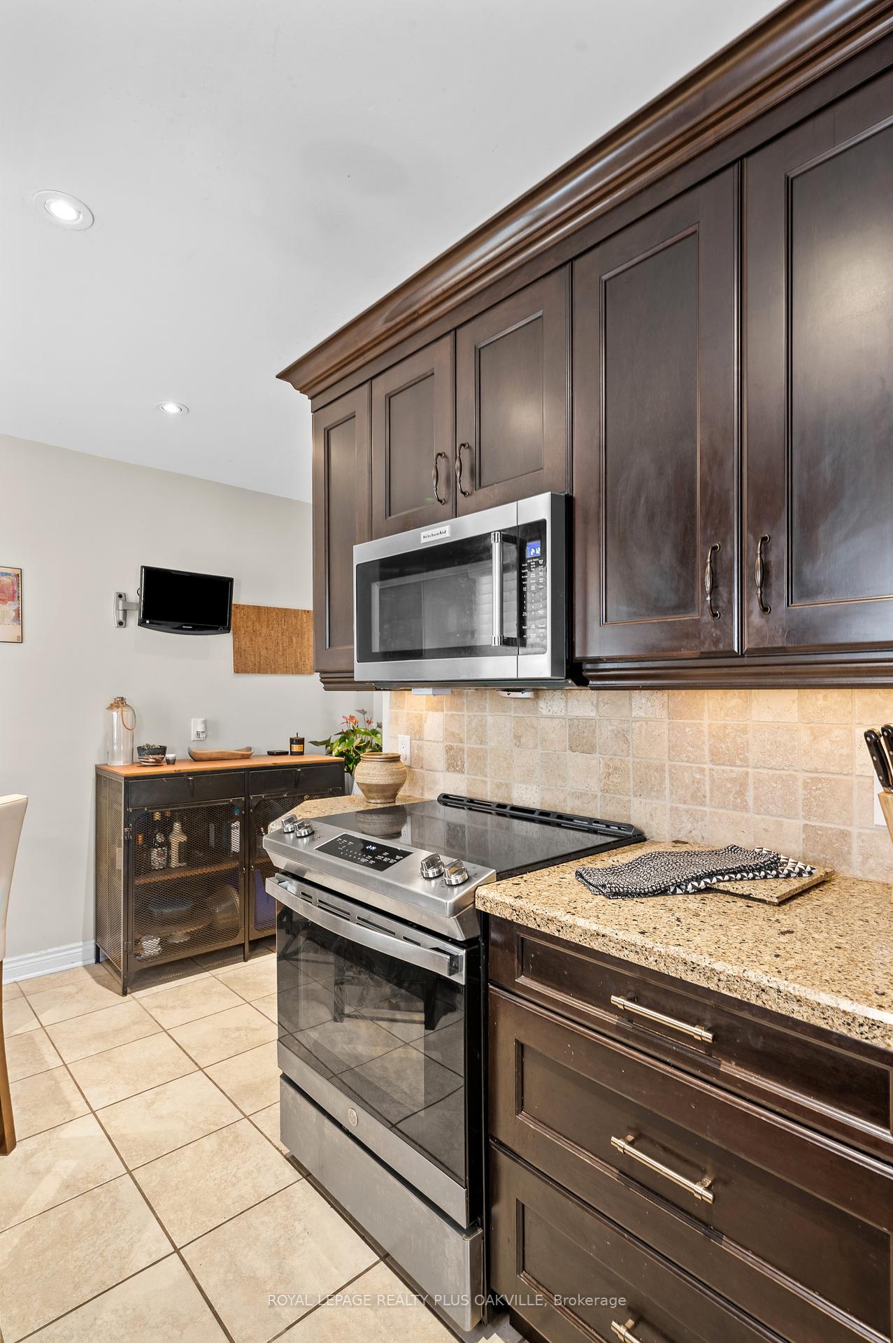 2 Bedrooms Condo at 5255 Lakeshore, Burlington For sale