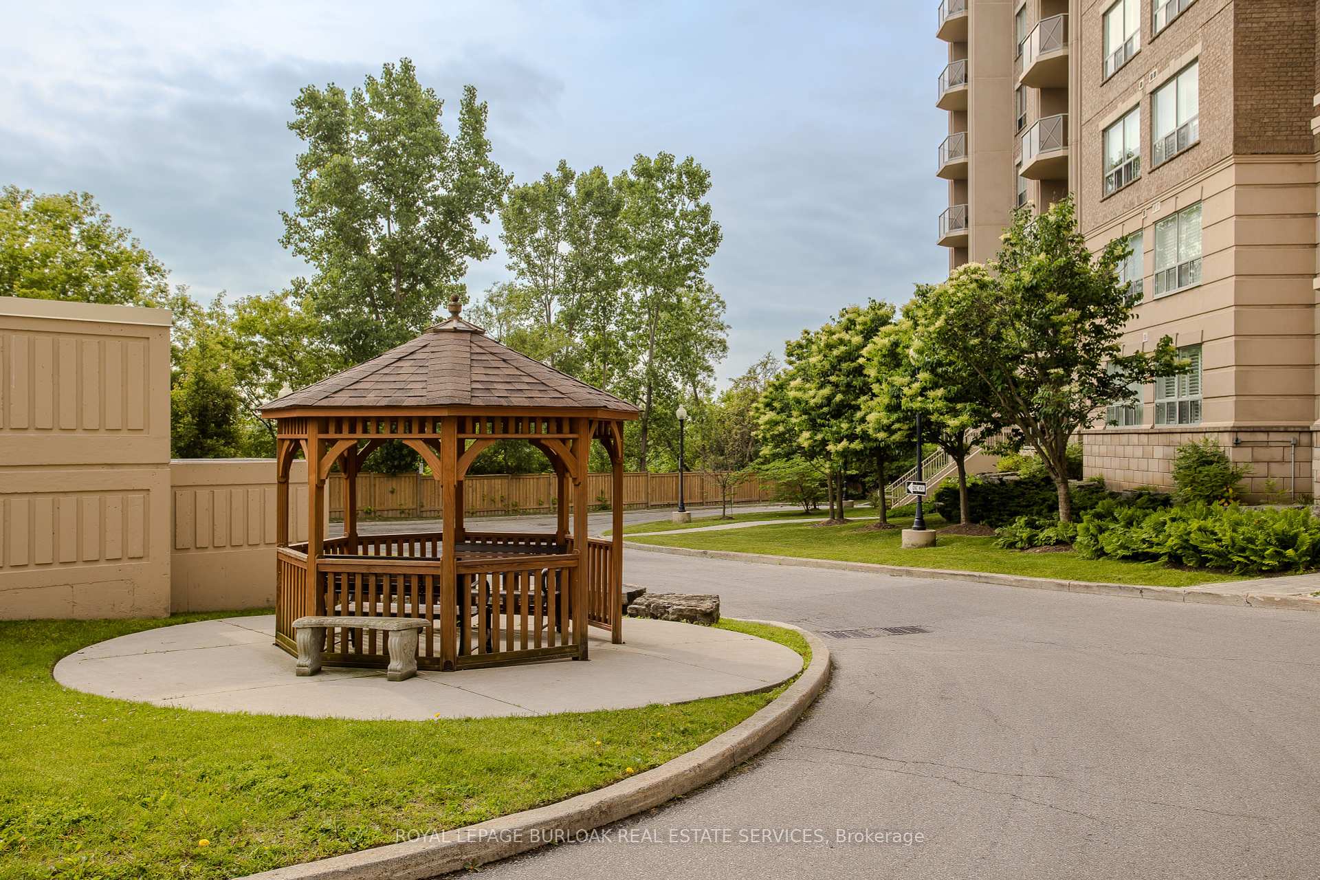 2 Bedrooms Condo at 2085 Amherst Heights, Burlington For sale