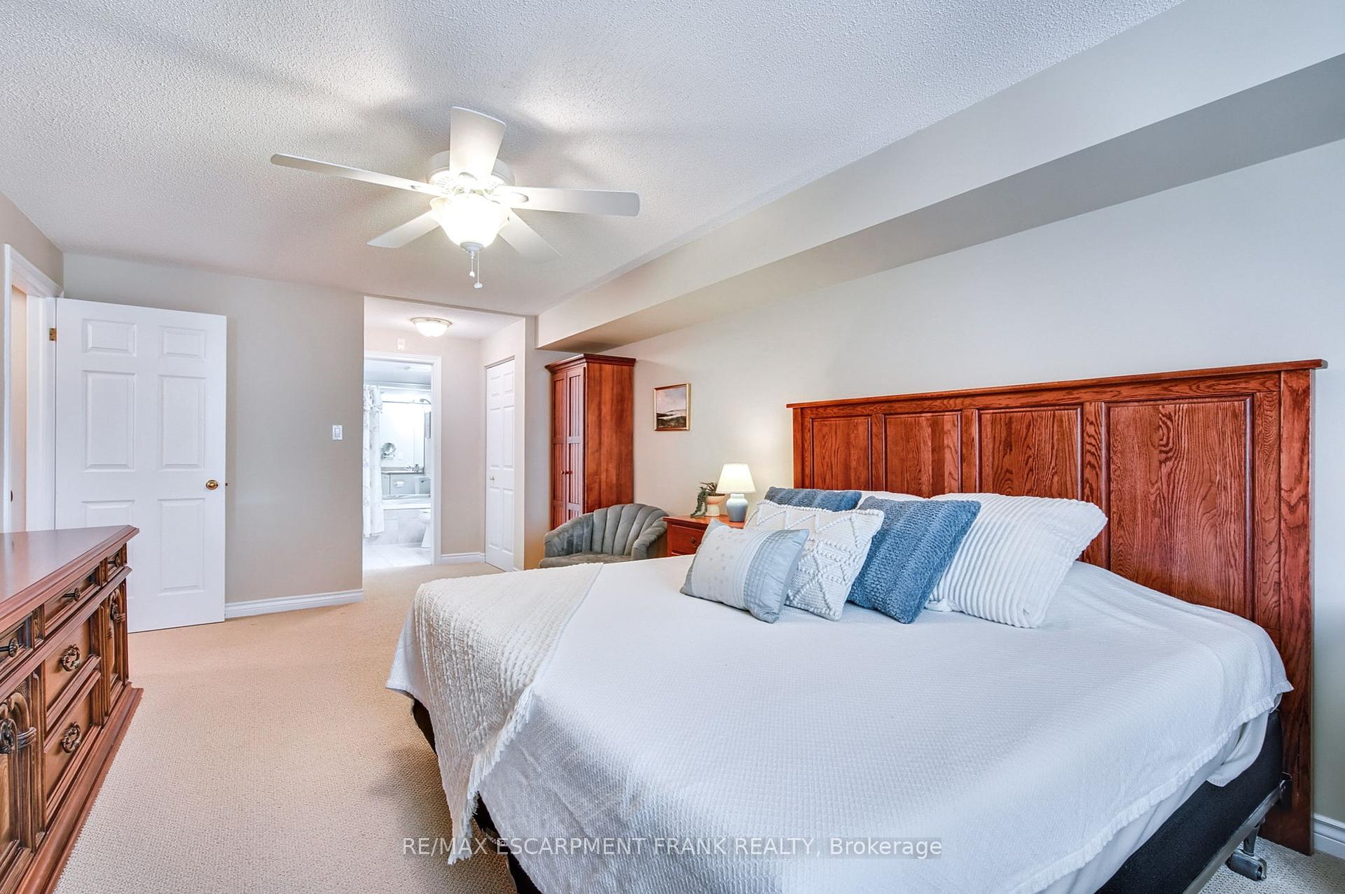 2 Bedrooms Condo at 970 Golf Links,  Hamilton For sale