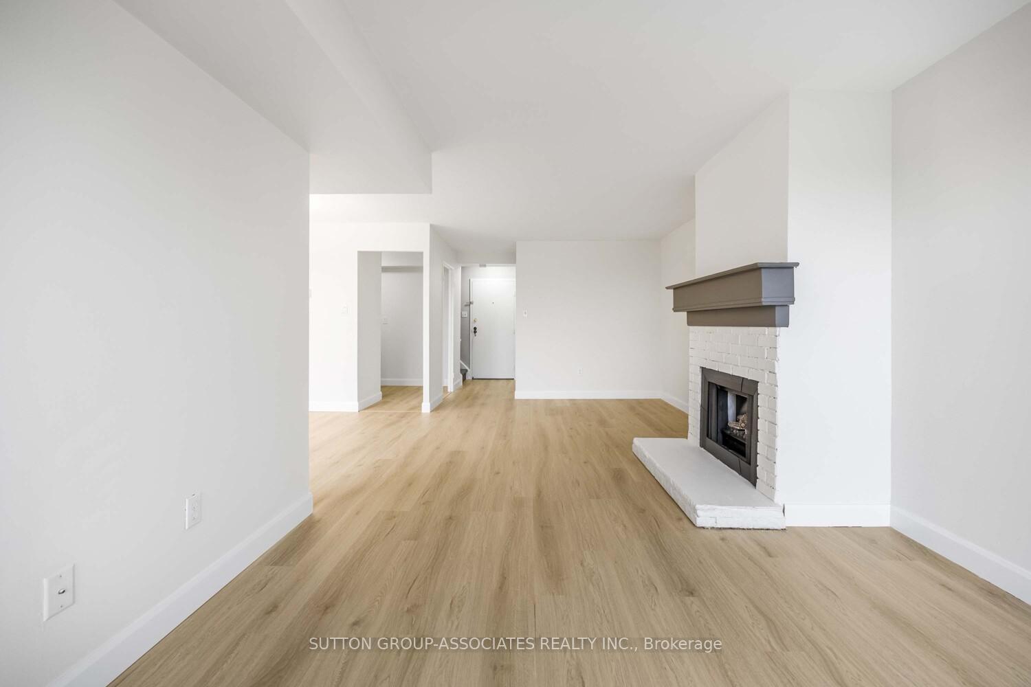 3 Bedrooms Condo at 1300 Marlborough, Oakville For sale