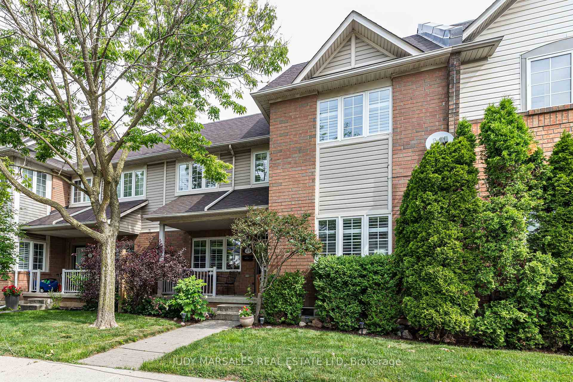 3 Bedrooms Condo at 100 Beddoe, Hamilton For sale