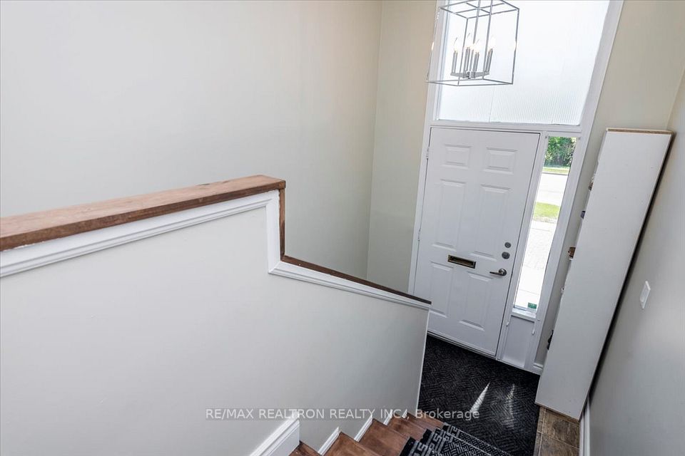 196 Edgehill Drive, Barrie, ON L4N 1M1